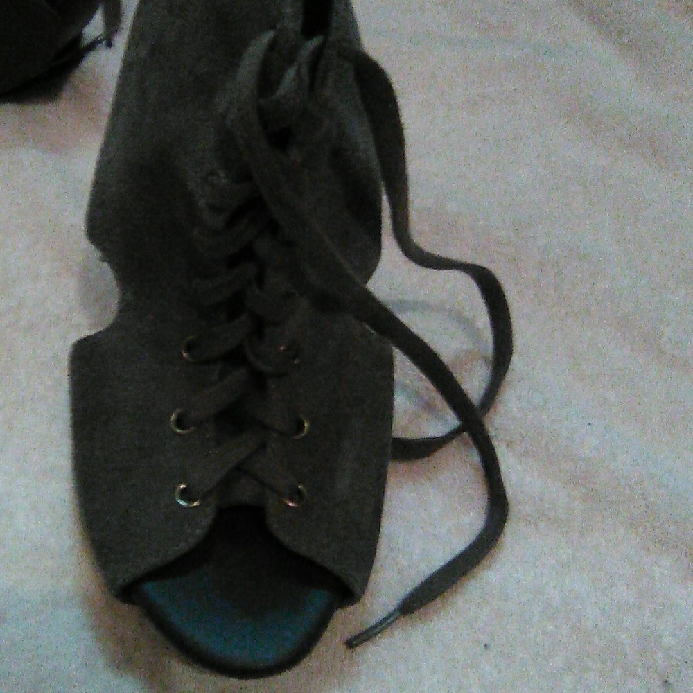 Shoes - Picture 5 of 7